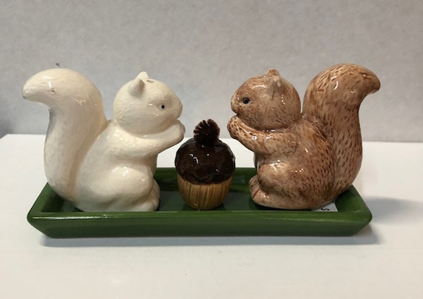 Attractives Magnetic Salt and Pepper Shakers Squirrel Nuts New .
