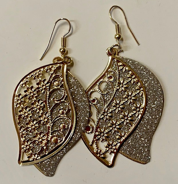 Metal earrings in gold tone n the shape of a paisley